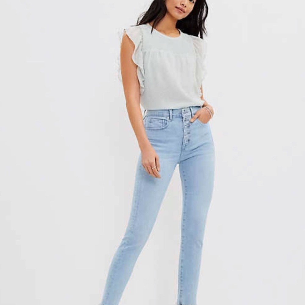 Like new LOFT light wash multiple button jeans